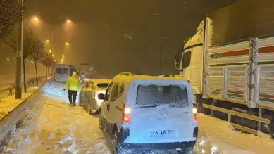 Doğu Anadolu'da Yol Kapandı, Araçlar Mahsur Kaldı