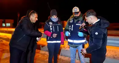 Bayburt Polisi'nden Soğukta Sıcak Jest