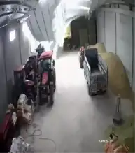 Doğu Anadolu'da Kar Yağışı Deponun Çatısını Çökertiyor