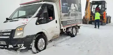 Doğu Karadeniz'de Kış Şartları: Yolda Kalan Araç Kurtarıldı