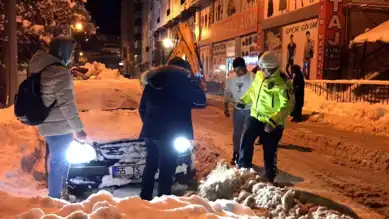 Buzlu Yolda Araç Sıkıştı! Vatandaşlar Yardım Etti