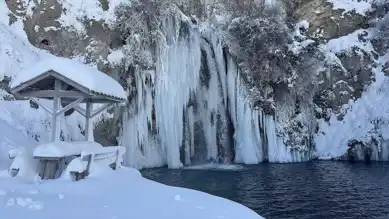 Kış Masalı: Şelale Buz Tuttu!
