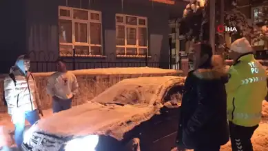 Karda Sıkışan Lüks Araç Kurtarıldı!