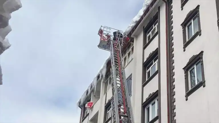 Şehir Merkezinde Buz Sarkıtları Temizlendi
