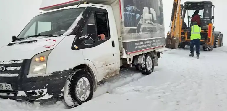 Doğu Karadeniz'de Kış Şartları: Yolda Kalan Araç Kurtarıldı
