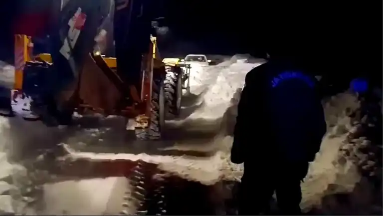 Bayburt'ta Kar Yağışı Mahsur Bıraktı: 4 Kişi Kurtarıldı