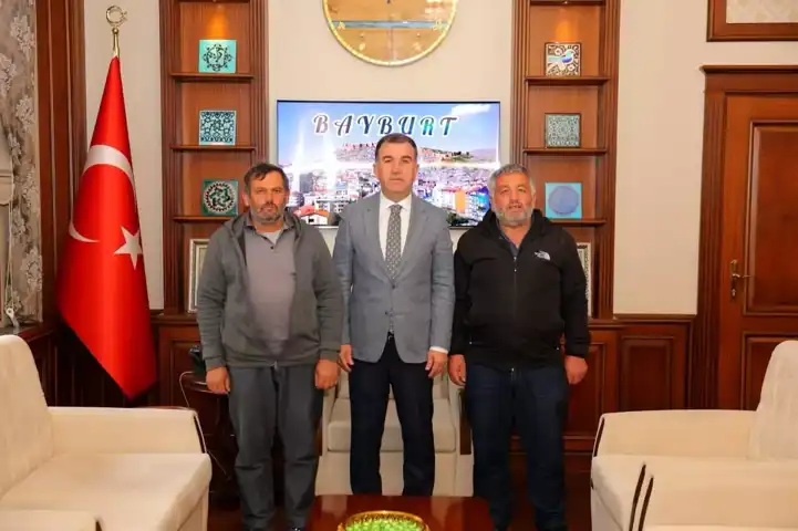 Vali, Şehit Ailesini Ziyaret Etti