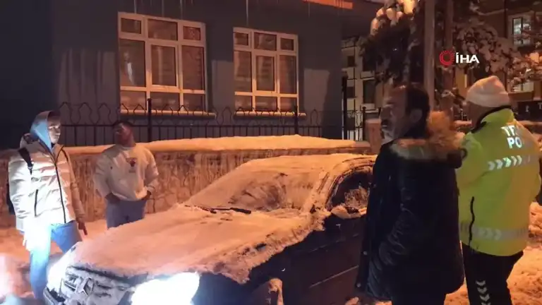 Karda Sıkışan Lüks Araç Kurtarıldı!