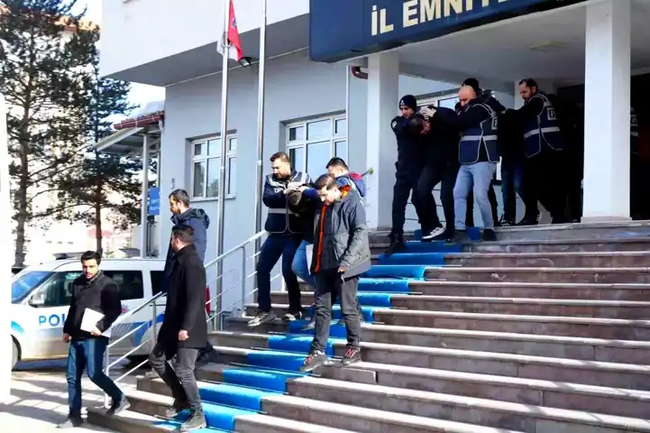Bayburt'ta Oto Kiralama Dolandırıcılığı Çetesi Çökertildi