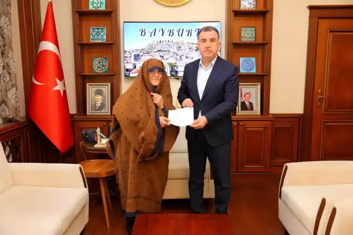 Yaşlı Kadın, Umre Parasını Vatan İçin Bağışladı
